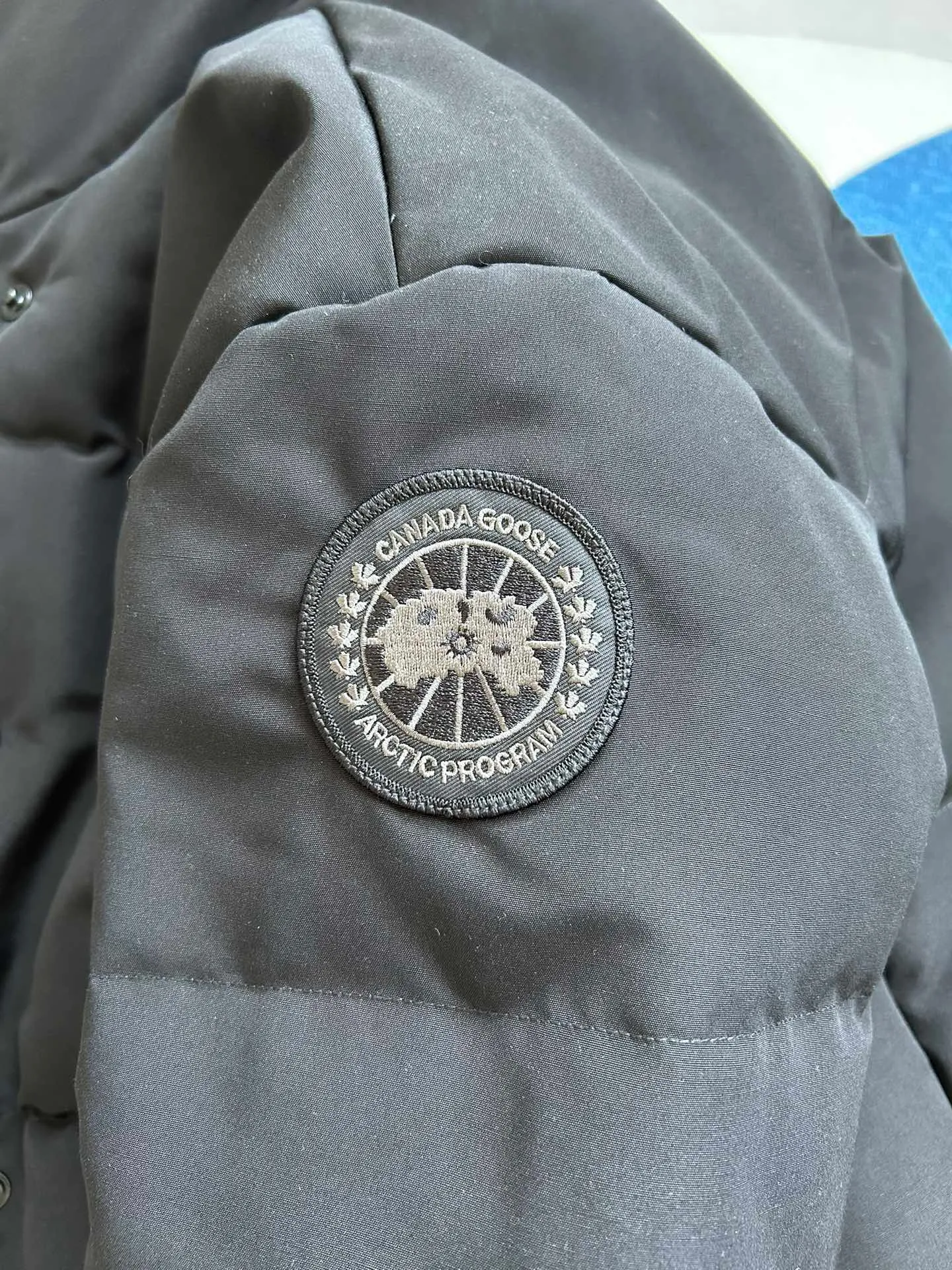 P880 E2266WB Grandview black label short jacket down jacket. Constructed from Arctic Tech recycled fabric®, it features a cinchable hem for sleek styling and storage. Color: black. Size: XS S M L XL.